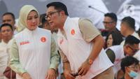 Saat kampanye akbar pertamanya di Kawasan Cengkareng, Ridwan Kamil ditemani istrinya, Atalia Praratya. (Liputan6.com/Herman Zakharia)