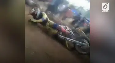 Akibat menyeberang sembarangan di arena balap, seorang pria tertabrak motor yang melintas kencang hingga tersungkur.