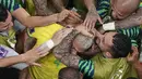 Rekan setim merayakan dengan penyerang Brasil Richarlison setelah ia mencetak gol keduanya ke gawang Serbia pada laga perdana Grup G Piala Dunia 2022 Qatar di Lusail Stadium, Jumat (24/11/2022) dini hari WIB. Brasil mengawali perjuangan mereka di Grup G Piala Dunia 2022 Qatar dengan gemilang. (AP Photo/Thanassis Stavrakis)