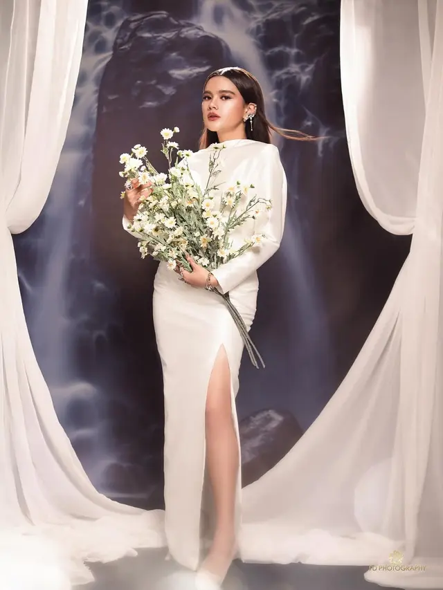 Audi Marissa Bak Dewi dalam Balutan Gaun Backless Putih yang Memesona di Pemotretan Terbaru