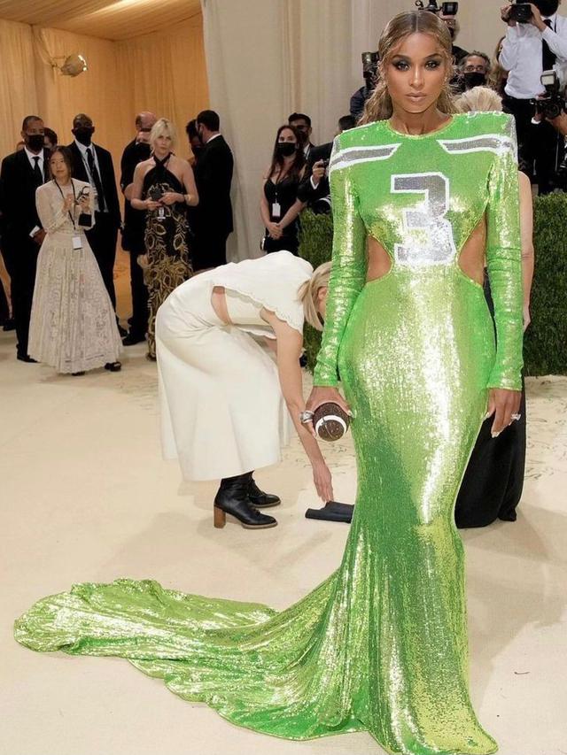 Busana super unik di met gala 2021