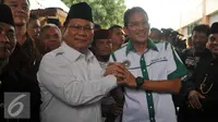 Ketua Umum Partai Gerindra Prabowo Subianto berjabat tangan dengan Sandiaga Uno saat acara pelantikan pengurus DPP APPSI di Jakarta, Selasa (22/3). Sandiaga Uno mengantikan Prabowo yang sebelumnya menjadi APPSI. (Liputan6.com/Gempur M Surya)