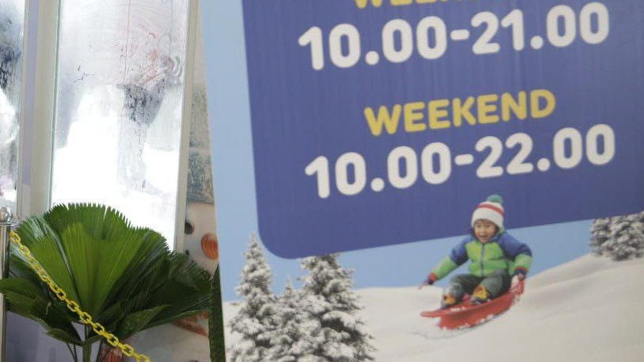 "Frozen land Indonesia atau Snow Box artinya saljunya itu ada di dalam boks. Ini pertama hadir di Kota Bandung sampai Juni mendatang," kata manajer area di lokasi, Yeli Hutagalung, mengutip bandung.go.id.