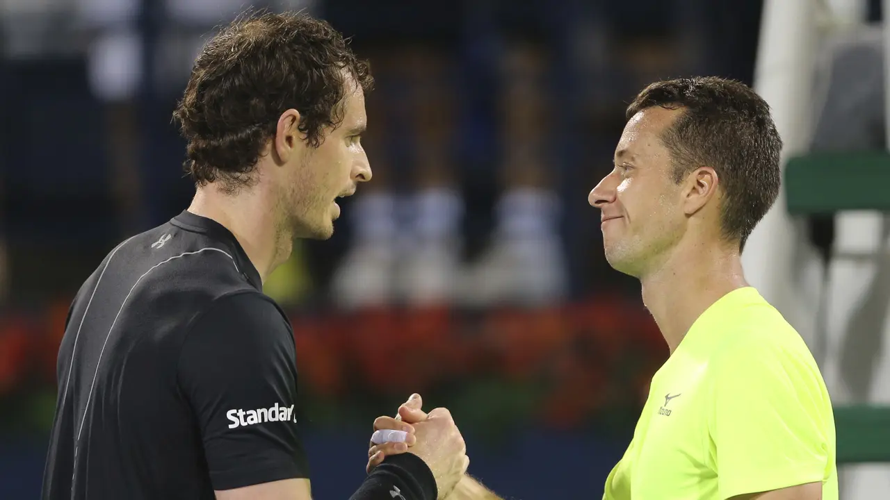 Petenis nomor satu dunia Andy Murray (kiri) dipaksa bekerja keras sebelum mengalahkan Philipp Kohlschreiber pada perempat final Dubai Championships, Jumat (3/3/2017) dinihari WIB. 