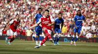 Pemain Arsenal Gabriel Martinelli mencetak gol ke gawang Everton lewat titik penalti pada pertandingan sepak bola Liga Inggris di Emirates Stadium, London, Inggris, 22 Mei 2022. Arsenal menang dengan skor 5-1. (AP Photo/David Cliff)