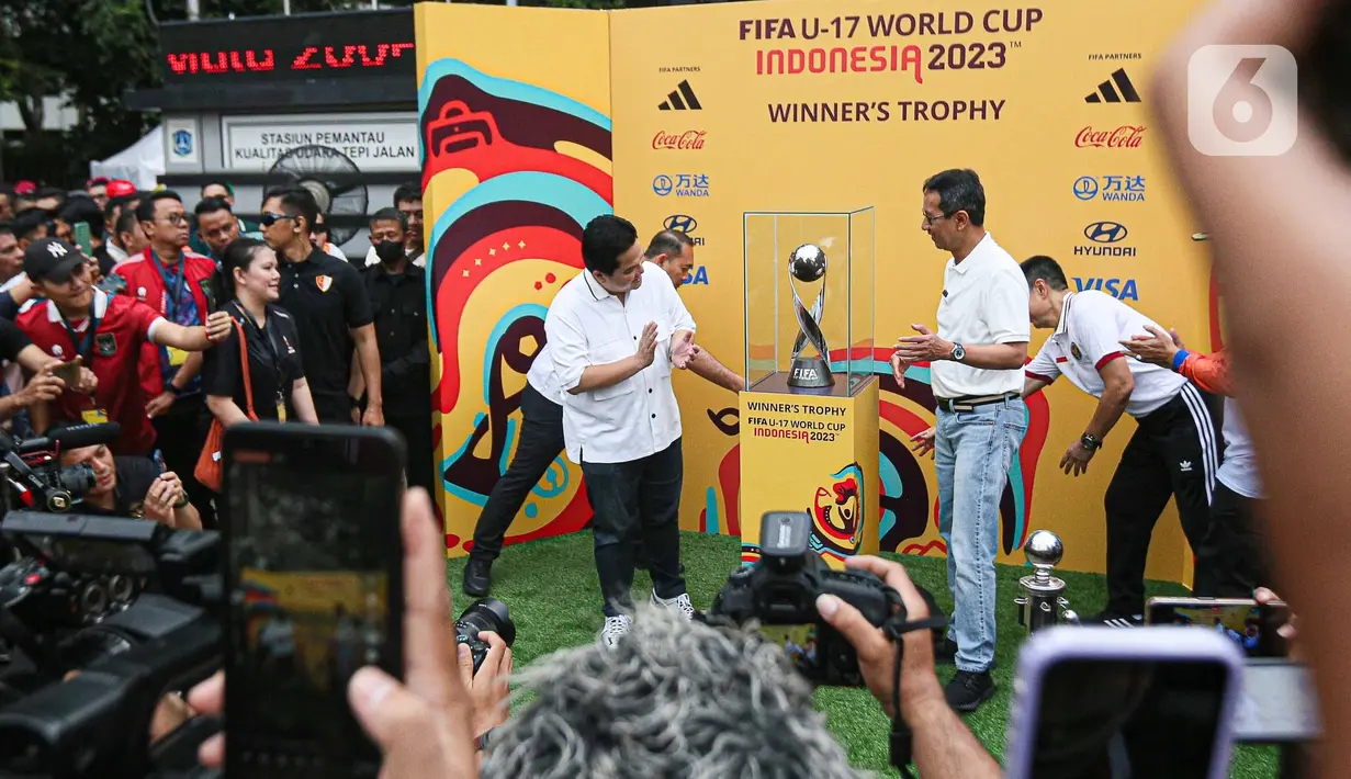 Trofi Piala Dunia U-17 2023 yang ditutupi kain hitam, dibuka Erick Thohir dan Heru Budi untuk menunjukkan lambang supremasi turnamen U-17 itu kepada warga. (Liputan6.com/Faizal Fanani)