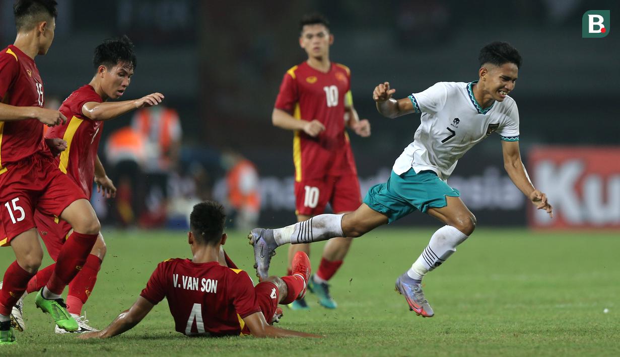 <p>Pemain Timnas Indonesia U-19, Marselino Ferdinan (kanan) dilanggar pemain Timnas Vietnam U-19 saat laga Grup A Piala AFF U-19 2022 antara Timnas Indonesia U-19 melawan Timnas Vietnam U-19 di Stadion Patriot Candrabhaga, Bekasi, Jawa Barat, Sabtu (02/07/2022). (Bola.com/Ikhwan Yanuar)</p>