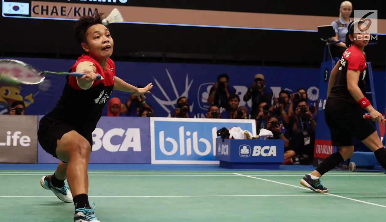 Ganda Putri Indonesia, Greysia Polii/Apriyani Rahayu mengembalikan kok ke arah Chae Yoo Jung/Kim So Yeong (Korsel) di Babak 32 Besar Indonesia Open 2017, Jakarta, Rabu (14/6). Greysia/Rahayu unggul 15-21. 21-23, 21-14. (Liputan6.com/Helmi Fithriansyah)