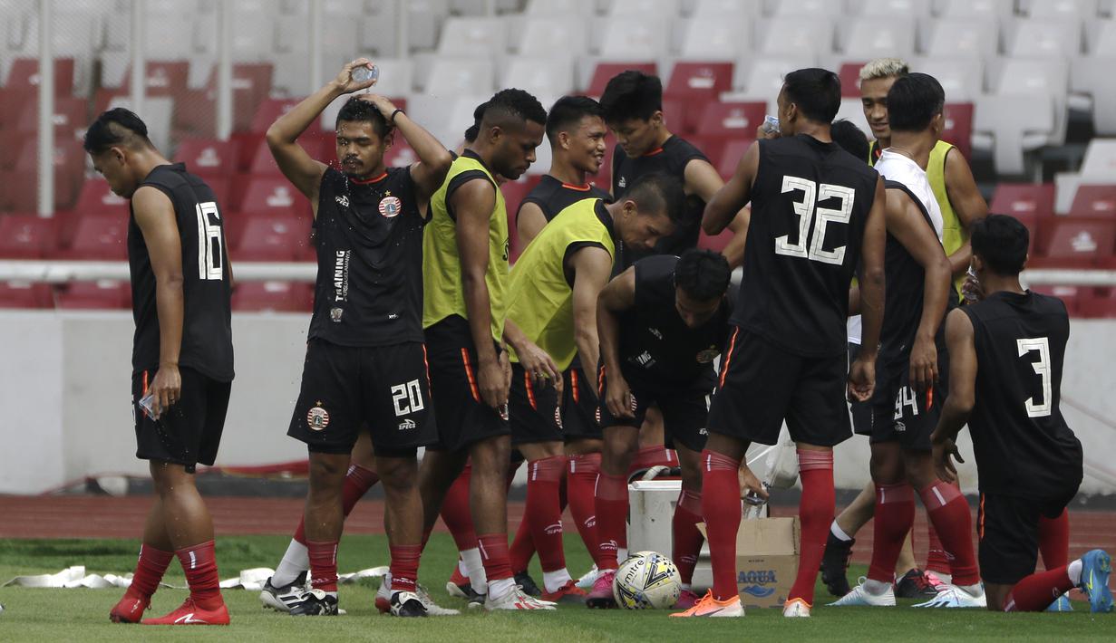Pemain Persija Jakarta, Bambang Pamungkas, membasahi kepalanya saat jeda latihan di SUGBK, Jakarta, Jumat (2/8). Jelang menghadapi Arema FC, Macan Kemayoran gelar latihan tertutup. (Bola.com/YoppyRenato)