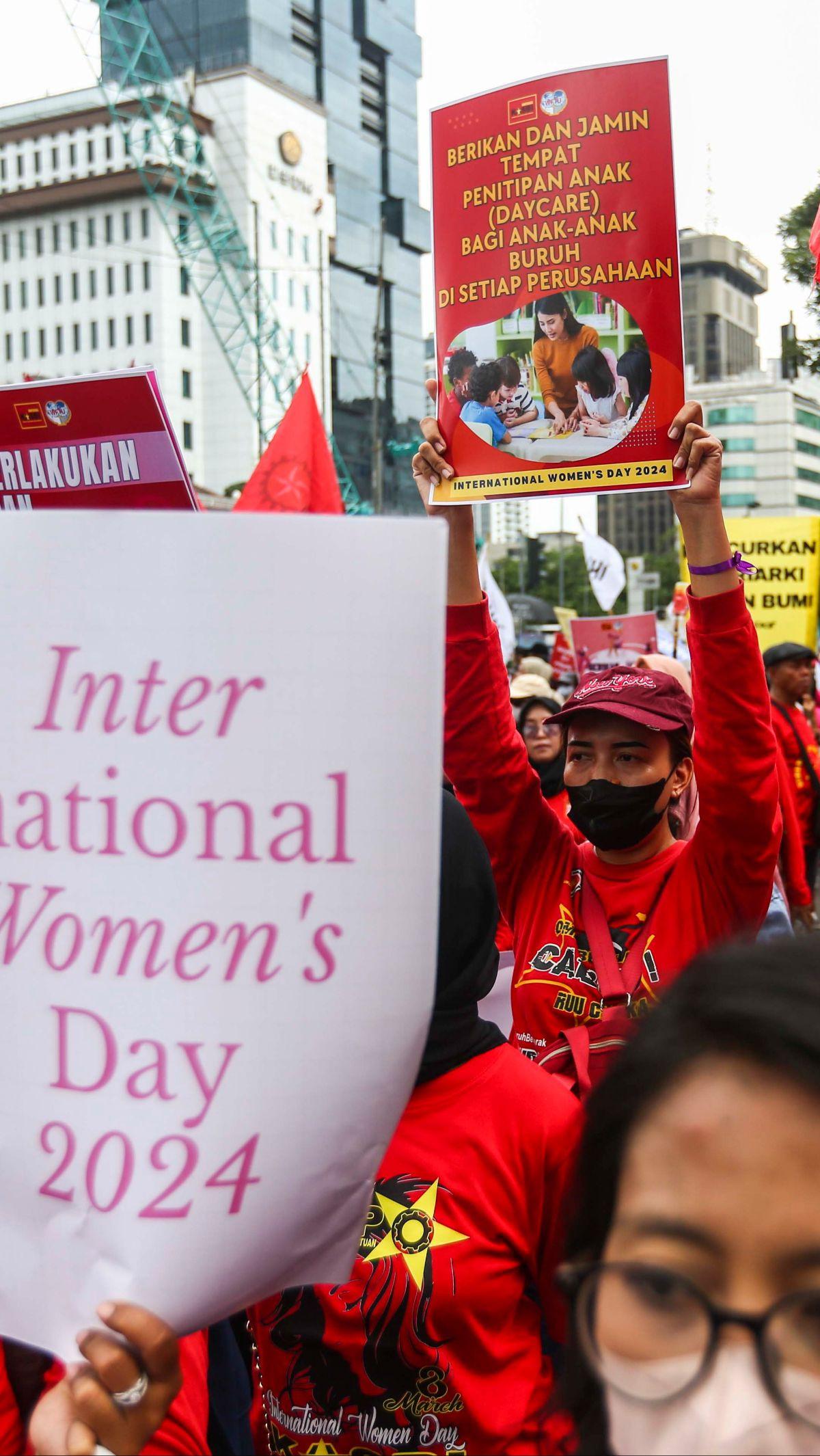 Dalam aksinya, para aktivis mendesak pemerintah segera mewujudkan kebijakan yang memiliki keberpihakan pada perempuan.&nbsp;