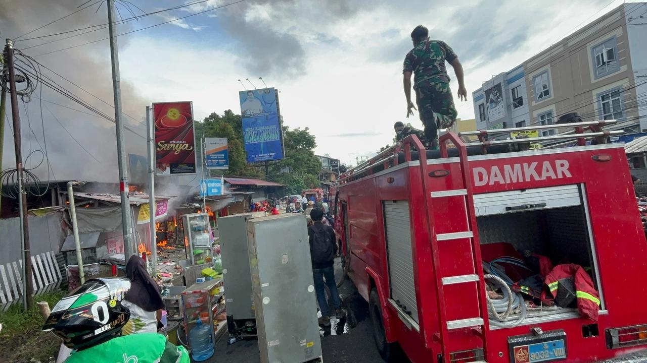 FOTO: Prajurit TNI AL Bantu Pemadaman Kebakaran Permukiman di Manado