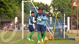 Para penjaga gawang Indonesia U19 terlihat berlatih secara terpisah dengan pemain lainnya (Liputan6.com/Helmi Fithriansyah)