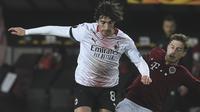 Gelandang AC Milan, Sandro Tonali lewati adangan pemain Sparta Praha pada laga lanjutan Liga Europa 2020/2021, Jumat (11/12/2020) dini hari WIB. (AFP)