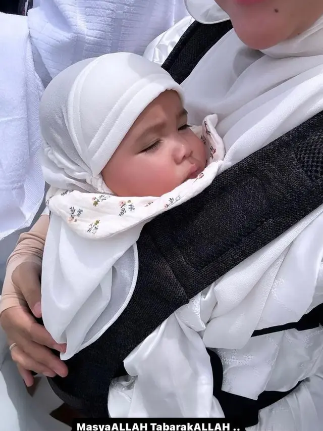 Pertama kali Azura Umroh. (Instagram.com/@Aurelie.Hermasyah)