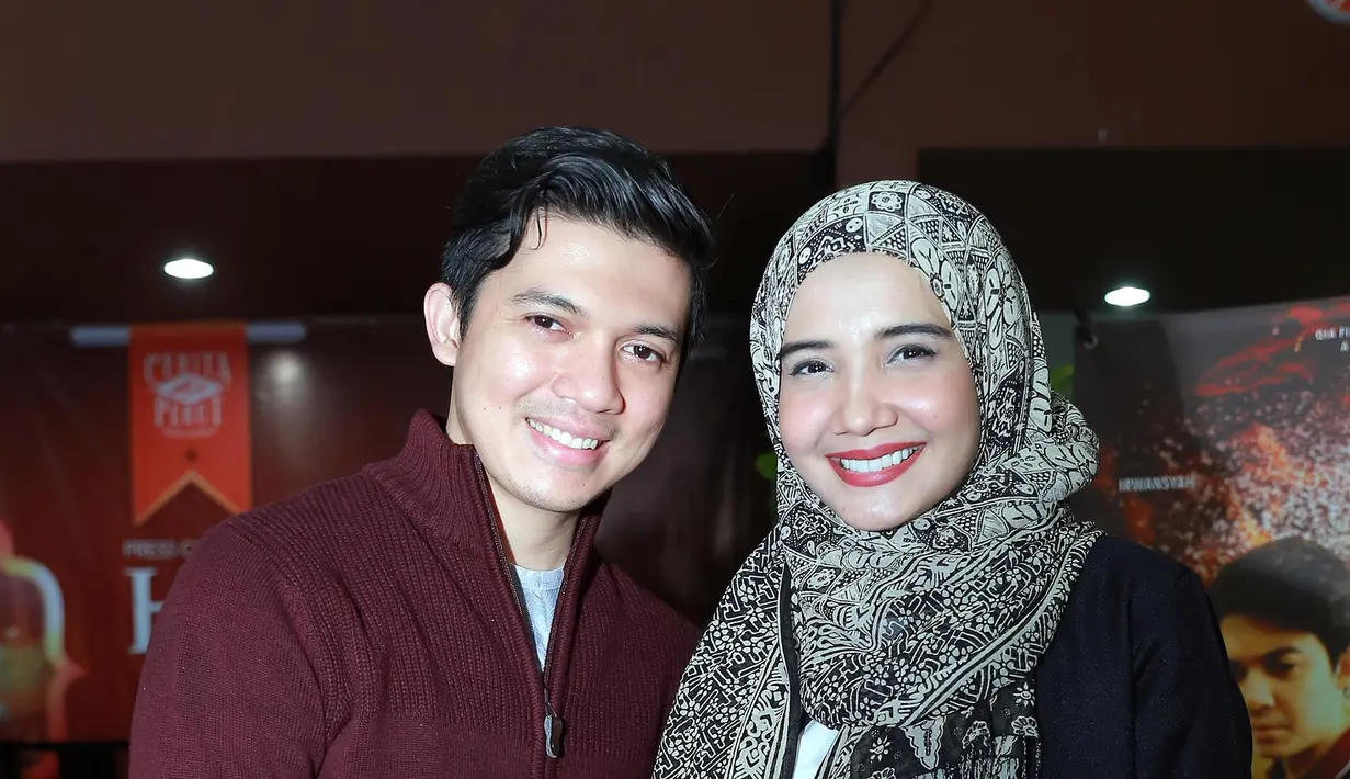 Tak dipasangkan dengan sang istri di film ‘Harim di Tanah Haram’, Irwansyah yang melakoni peran utama harus menjalani beberapa adegan mesra dengan lawan mainnya yakni artis cantik Silvia Fully. (Galih W. Satria/Bintang.com)