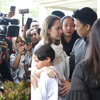 Ariel Noah dan BCL di Pemakaman Ashraf Sinclair (Bambang E Ros/Fimela.com)