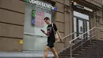 Seorang pria berjalan melewati kantor penukaran mata uang di Moskow, Rusia, Senin, 14 Agustus 2023.  (AP Photo/Alexander Zemlianichenko)