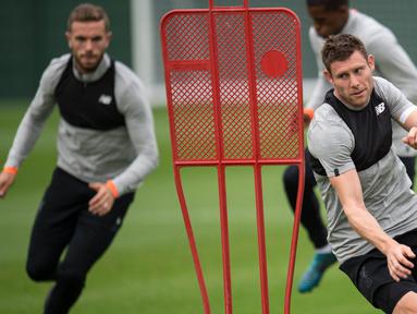 Gelandang Liverpool, James Milner, tampak serius saat melakukan sesi latihan jelang laga  kualifikasi liga Champions di Melwood, Liverpool, Selasa (22/8/2017). Liverpool akan menghadapi Hoffenheim. (AFP/Oli Scarff)