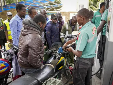 Pengemudi ojek mengantri untuk membeli bahan bakar yang masih tersedia di salah satu pompa bensin di Hurlingham, ibu kota Nairobi, 14 April 2022. Selama berminggu-minggu Kenya menderita kekurangan di pompa bensin dengan ada yang tidak memiliki bahan bakar sama sekali (AP Photo/Khalil Senosi)