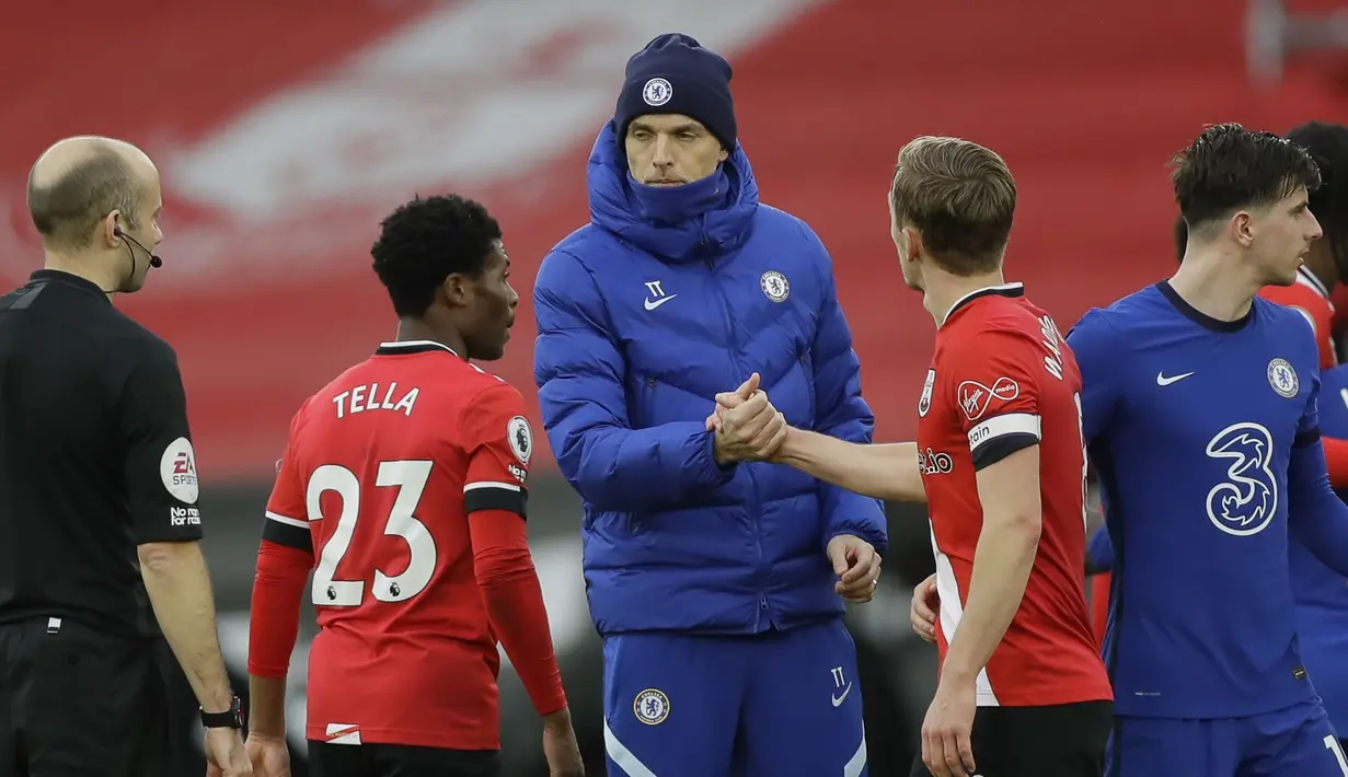 Manajer tim Chelsea, Thomas Tuchel (tengah) menyalami kapten tim Southampton, James Ward-Prowse usai berakhirnya laga lanjutan Liga Inggris 2020/21 pekan ke-25 di St. Mary's Stadium, Southampton, Sabtu (20/2/2021). Chelsea bermain imbang 1-1 dengan Southampton. (AP/Kirsty Wigglesworth/Pool)
