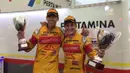 Duo pebalap Campos Racing, Mitch Evans dan Sean Gelael, merebut posisi pertama dan kedua pada feature race GP2 Austria, Sabtu (2/7/2016). Evans juara, Sean posisi kedua. (Bola.com/Reza Khomaini)