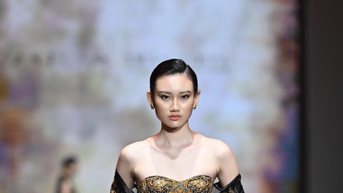 Eksplorasi Rasa dan Estetika, Harmoni Batik dan Desain Kontemporer dalam Kolaborasi Iwan Tirta Private Collection x Julianto di PIFW 2025