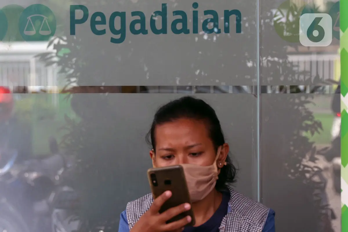 FOTO: Tahun Ajaran Baru, Pegadaian Ramai Diserbu Warga