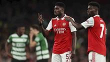 Pemain Arsenal, Bukayo Saka dan Thomas Partey  tampak lesu setelah kalah adu penalti dari Sporting CP pada leg kedua babak 16 besar Liga Europa di Stadion Emirates, Jumat (17/3/2023). (AP Photo/Ian Walton)