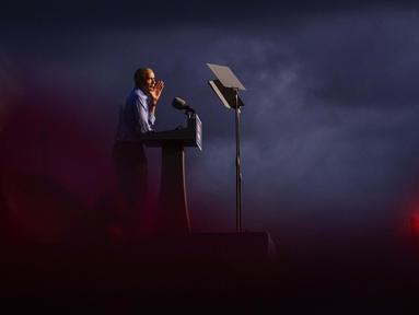 Mantan Presiden Barack Obama berbicara ketika berkampanye untuk calon presiden dari Partai Demokrat, Joe Biden di Citizens Bank Park, Philadelphia, 21 Oktober 2020. (AP Photo/ Matt Slocum)