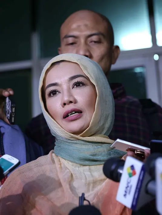 "Kita melaporkan Gatot dengan pasal 378 penipuan ancaman 5 tahun penjara. Selama ini, klien kami (Reza) tidak mengerti isi dari zat yang disebutkan," kata Ramdan Alamsyah di Polda Metro Jaya. (Nurwahyunan/Bintang.com)