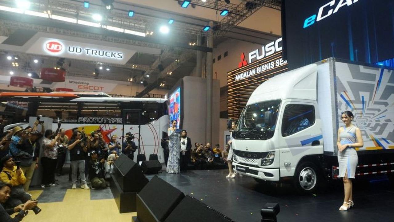 Mitsubishi Fuso Truck and Bus Corporation (MFTBC) secara resmi meluncurkan truk listrik pertama di Indonesia, Fuso eCanter, di pameran otomotif Gaikindo Indonesia International Auto Show (GIIAS) 2024.&nbsp;Foto: merdeka.com / Arie Basuki<br>