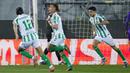 Pemain Real Betis, Antony, melakukan selebrasi setelah mencetak gol ke gawang Fiorentina dalam duel leg kedua semifinal Conference League 2024/2025 di Stadio Artemio Franchi, Jumat (09/05/2025) dini hari WIB. (Marco Bucco/LaPresse via AP)