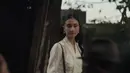 Dalam video musiknya, Keisya menunjukkan sisi anggunnya dalam balutan kebaya klasik. [@keisyalevronka].