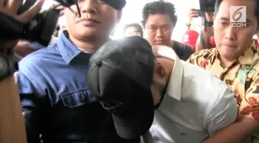 Polisi menangkap rekan Jennifer Dunn atas kepemilikan sabu-sabu. Tersangka ditangkap atas informasi dari Jennifer Dunn