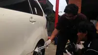 Polisi saat mengidentifikasi mobil milik ahli IT Hermansyah. (Liputan6.com/Ady Anugrahadi)