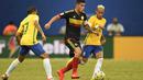 Bintang Kolombia, James Rodriguez berusaha keluar dari hadangan Neymar (kanan) pada kualifikasi Piala Dunia 2018 zona Conmebol di Manaus, Brasil, (7/92016) WIB. (AFP/Christophe Simon)