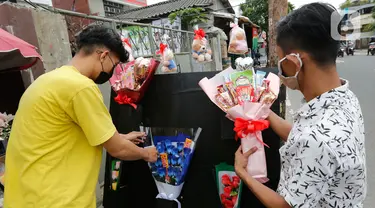 Warga membeli suvenir unik di Rawa Belong, Jakarta, Minggu (14/2/2021). Banyak masyarakat berburu suvenir berupa boneka,bunga, dan coklat untuk merayakan Hari Kasih Sayang. (Liputan6.com/Angga Yuniar)