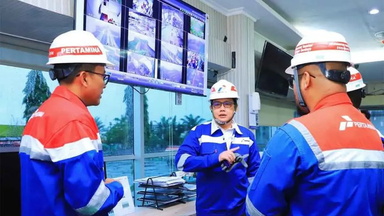 Adhi Karyono meninjau langsung Integrated Terminal BBM Surabaya-PT Pertamina Patra Niaga Integrated wilayah Perak Surabaya. (Istimewa).