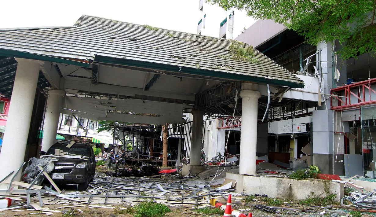 Suasana tempat kejadian setelah ledakan bom mobil di Southern Hotel, Provinsi Pattani, Thailand, Rabu (24/8). Diketahui ada dua bom yang meledak di sekitar Southern Hotel di kawasan Pantai Pattani, Thailand Selatan. (REUTERS/Surapan Boonthanom)