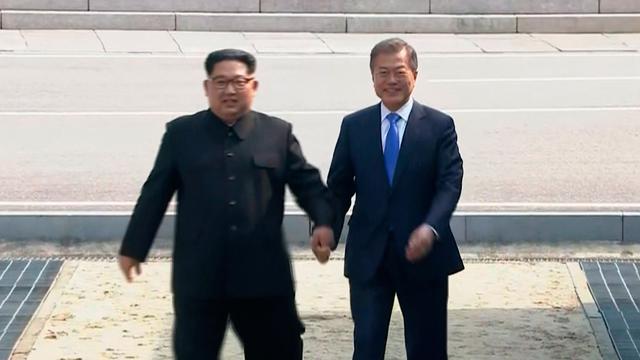 Jabat Tangan Kim Jong-un dan Moon Jae-in