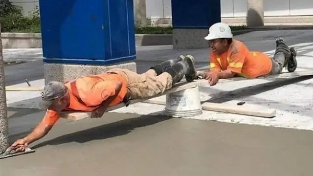 6 Aksi Kuli Bangunan saat Ngecor Jalan Ini Bikin Mandor Heran