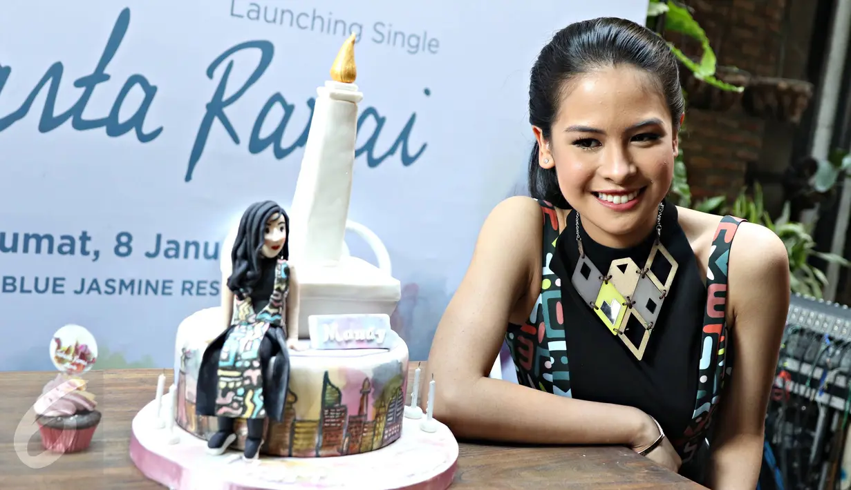 Aktris dan juga penyanyi Maudy Ayunda berpose saat acara rilis single terbarunya berjudul 'Jakarta Ramai’ di Jakarta, (8/1). Lagu tersebut terisnpirasi dari pengalaman Maudy yang harus menjalani proses magang di Jakarta. (Liputan6.com/Immanuel Antonius) 