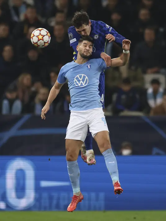 Penyerang Malmo, Antonio Čolak berebut bola dengan bek Chelsea, Andreas Christensen pada matchday keempat Grup H Liga Champions di Eleda Stadion, Rabu (3/11/2021) dini hari WIB. Hakim Ziyech membawa Chelsea menang dengan skor tipis 1-0 atas Malmo. (Andreas Hillergren/TT News Agency via AP)