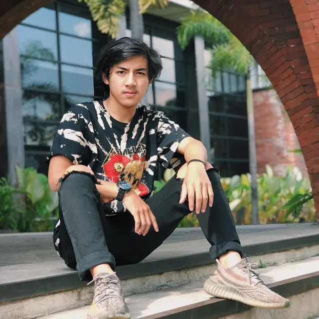 6 Potret Terbaru Daffa Rosyad, Mahasiswa Viral Ikut Demo Tolak Omnibus Law