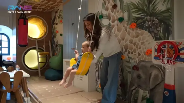 Kamari dan Rayyanza saat mereka akhirnya bertemu dalam satu frame, suasana menjadi sangat ceria (YouTube/Rans Entertainment)