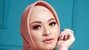 Mulai dari Kesha Ratuliu hingga Nathalie Holscher, berikut inspirasi model hijab yang cocok untuk wajah bulat. (Instagram/nathalieholscher).