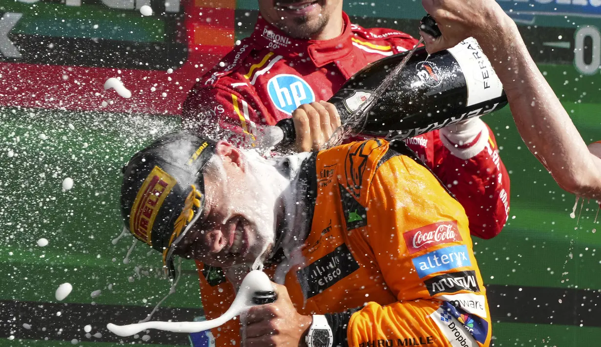 Pembalap McLaren, Lando Norris merayakan kemenangannya saat Formula 1 GP Belanda yang berlangsung di Sirkuit Zandvoort, Belanda, Minggu (26/08/2024) malam WIB. (AP Photo/Peter Dejong)