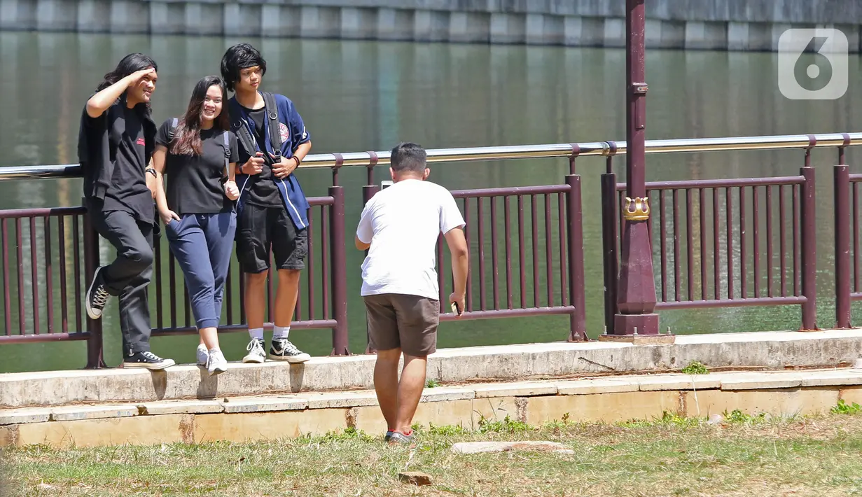 Wisatawan berfoto saat mengunjungi Taman Margasatwa Ragunan, Jakarta, Sabtu (1/8/2020). Di masa pandemi corona ini, Ragunan sepi pengunjung di libur panjang Idul Adha 1441 H dibandingkan tahun lalu. (Liputan6.com/Herman Zakharia)