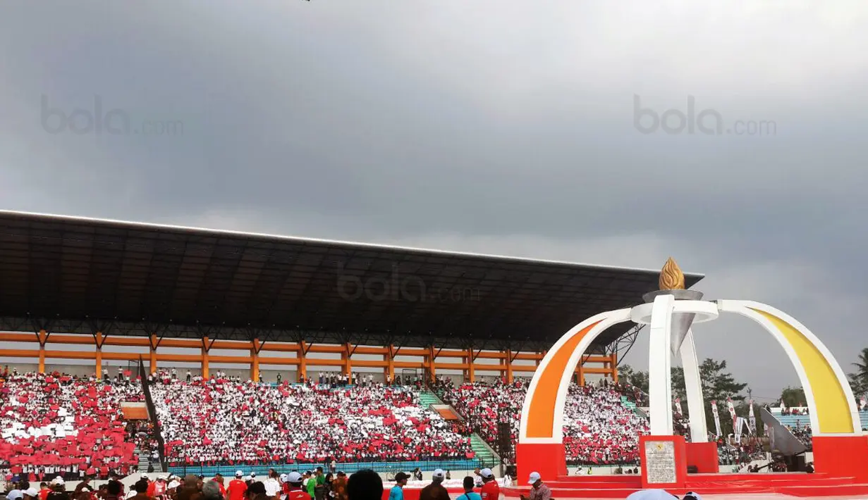 Warga dan siswa saksikan saat  peringantan Haornas 2017 di Stadion Madya Magelang, (9/9/2017). Imam Nahrawi berharap Indonesia berjaya di Asian Games 2018. (Bola.com/Darojatun)