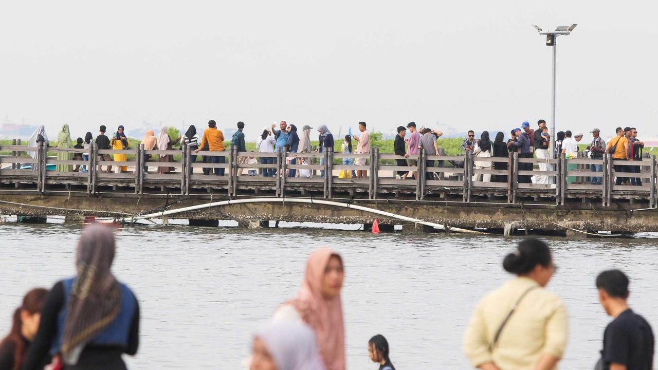 Ribuan warga berwisata di Pantai Ancol